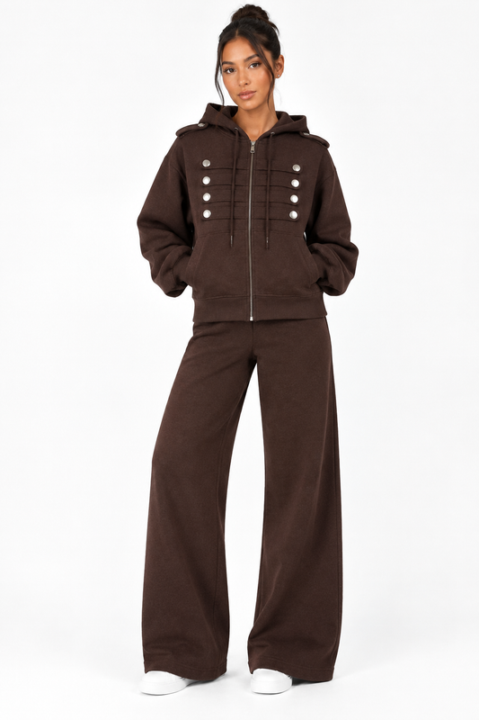 Survêtement militaire de luxe avec sweat à capuche zippé et pantalon de jogging, avec détail boutonné